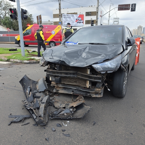 Motociclista fica ferido após avançar sinal vermelho e bater contra carro em Maringá
