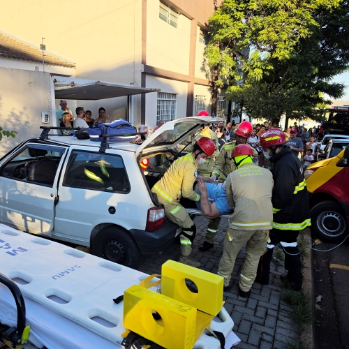 Idosa é retirada pelo porta-malas após violenta batida de carro em Maringá