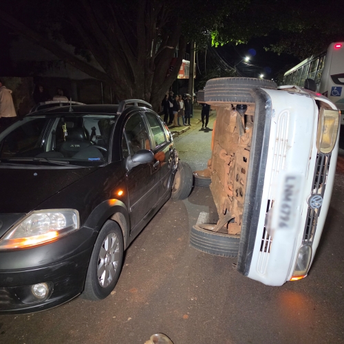 Gol tomba após motorista tentar evitar colisão com ônibus do transporte coletivo em Maringá
