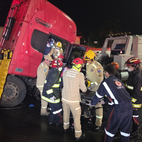 Motorista paraguaio fica ferido após carreta atingir veículos no semáforo do Contorno Sul