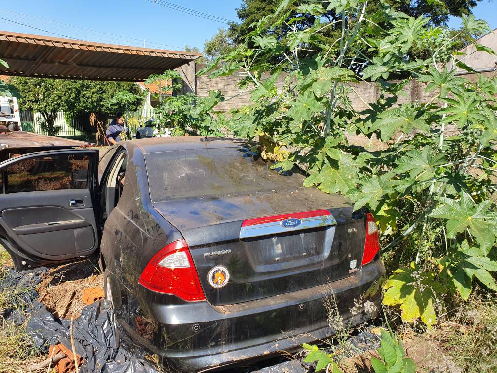 Denúncia leva policiais até carro roubado que estava escondido