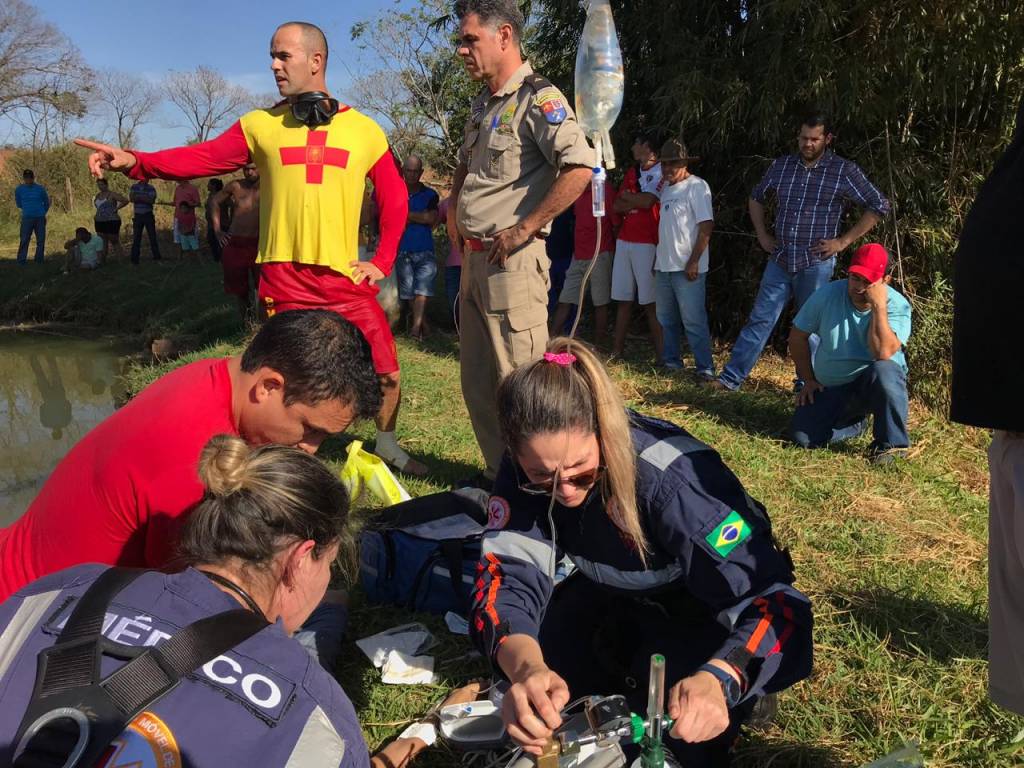 Criança morre afogada após cair em represa