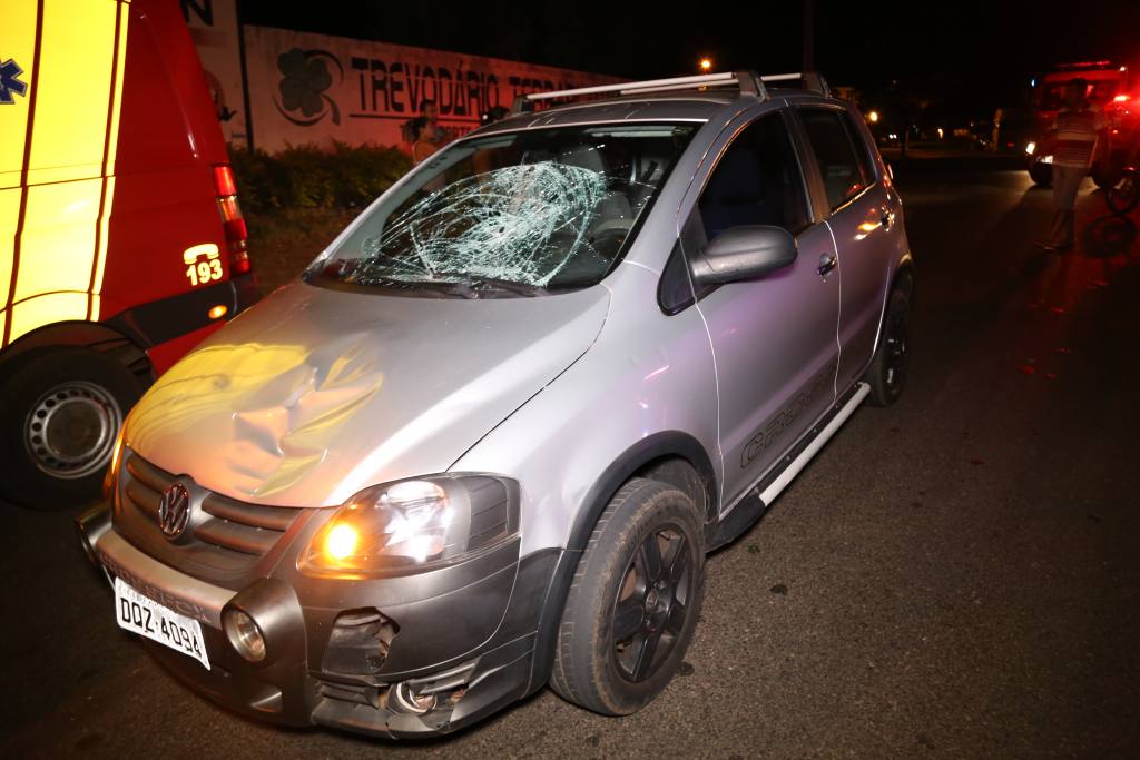 Idoso após ser atropelado por carro vai parar em cima do teto