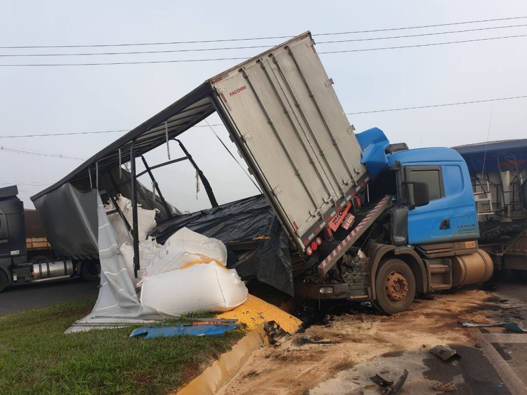 Duas carretas se envolvem em acidente na rodovia de Maringá