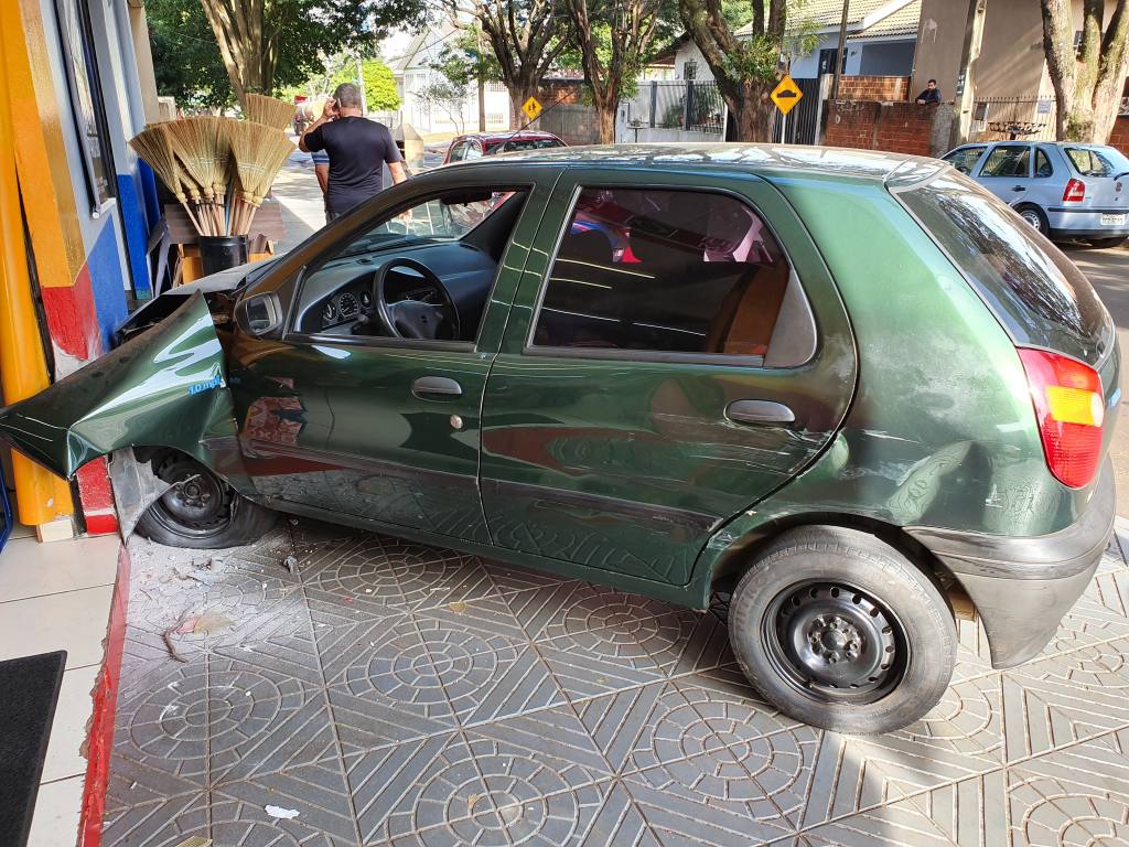 Motorista invade preferencial e causa acidente no Jardim Ebenezer