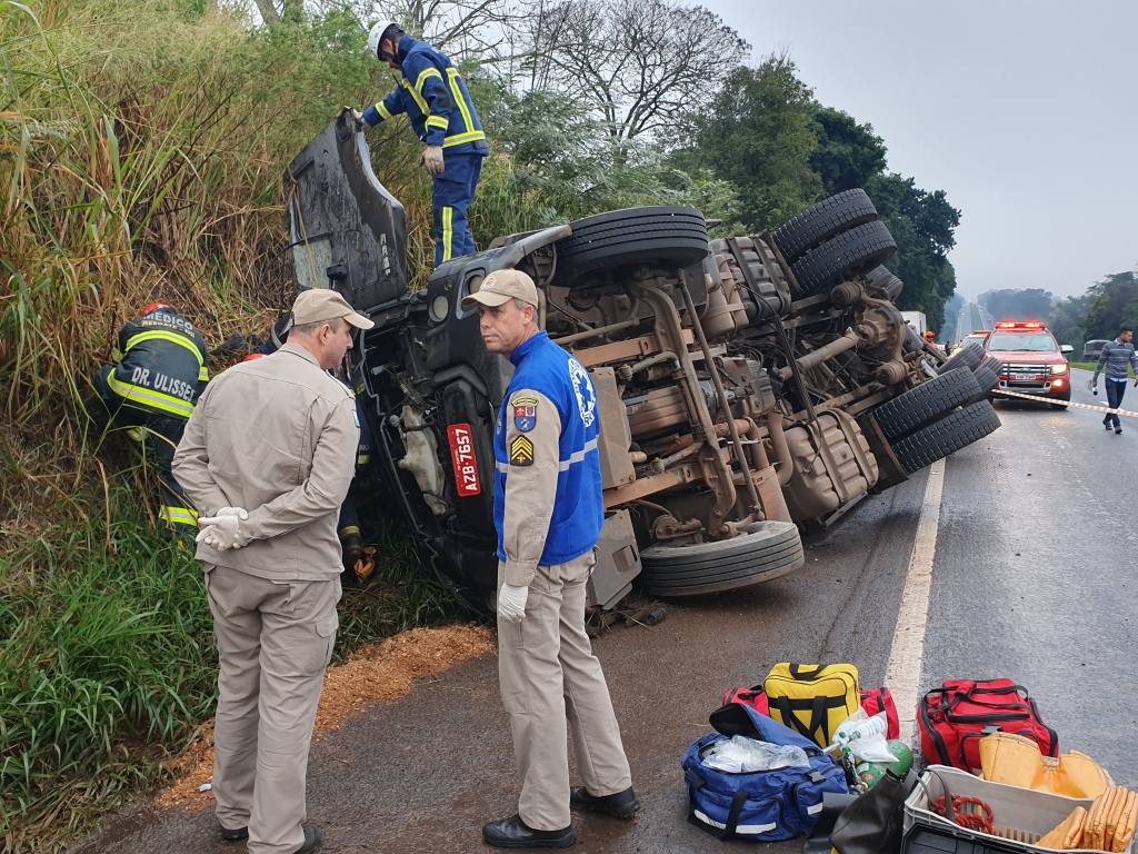 Casal fica ferido em acidente com carreta em rodovia de Maringá