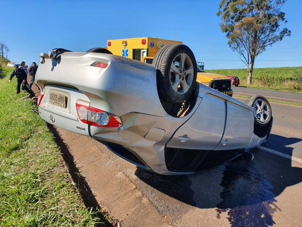 Passageiro fica ferido após mãe capotar o carro na rodovia de Iguatemi