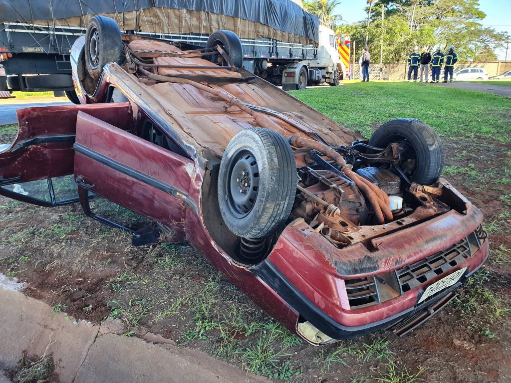 Carro capota debaixo do viaduto do Contorno Norte em Maringá