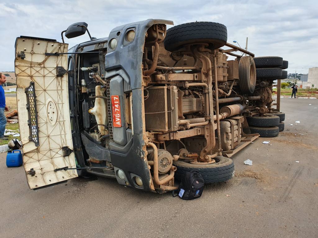 Motorista tomba caminhão em Maringá e sai ileso