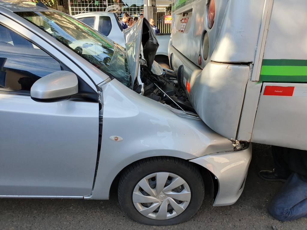 Motorista destrói carro ao bater na traseira de coletivo em Iguatemi