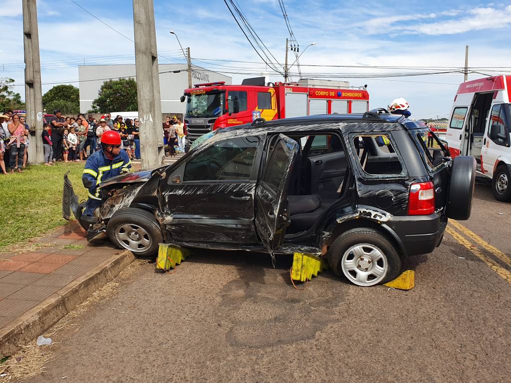 Mulher capota o carro várias vezes após colidir com outro veículo