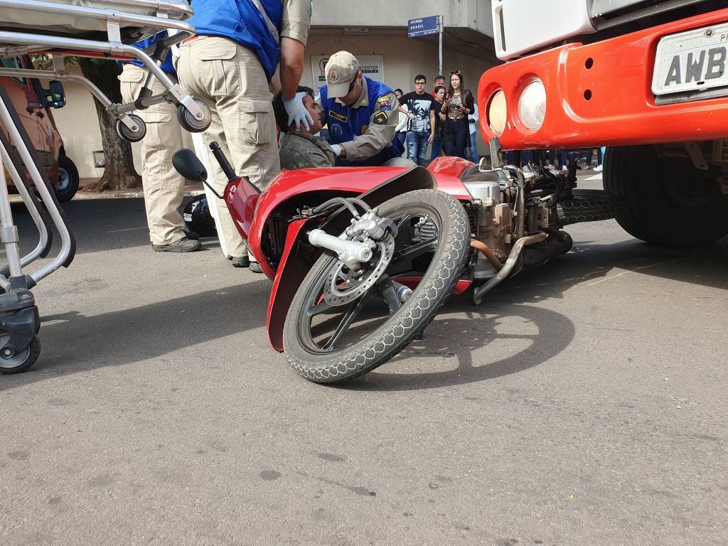 Motociclista sofre ferimentos em acidente no centro de Maringá