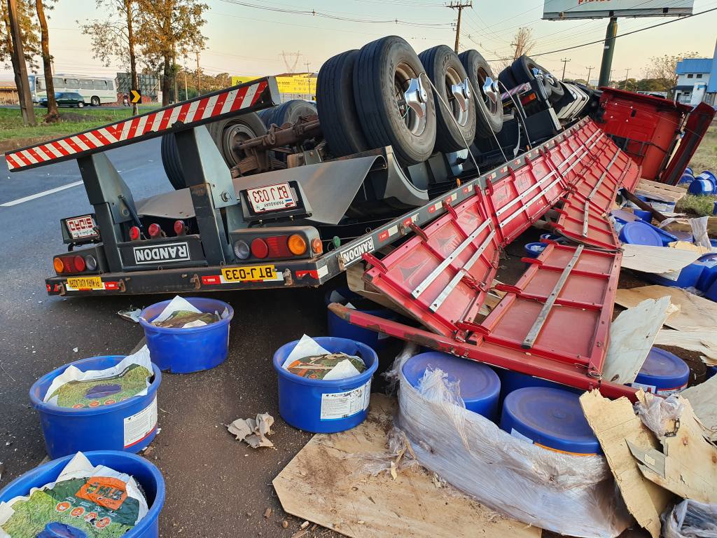 Carreta tomba e motorista sai ileso de acidente na rodovia 317 em Maringá