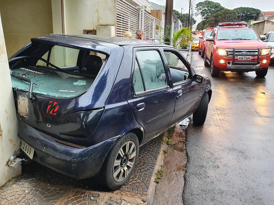 Motorista com suspeita de estar embriagado cochila no carro e sofre acidente