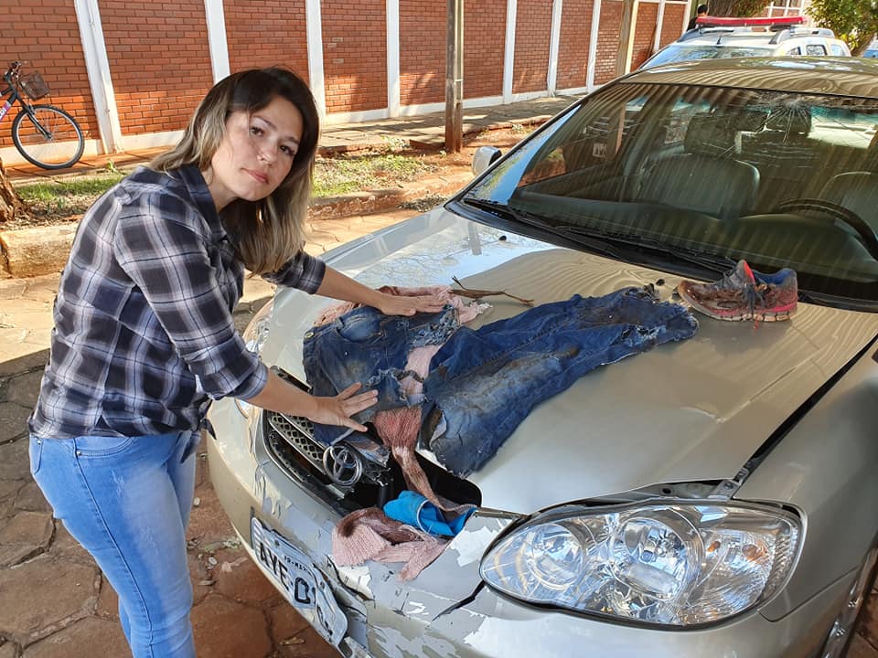 Família joga em cima de capô de carro roupas rasgadas da jovem que morreu atropelada