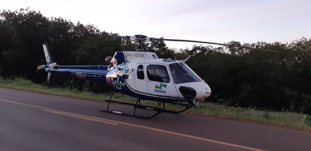 Homem é retirado de veículo por socorristas em acidente em São Jorge do Ivaí