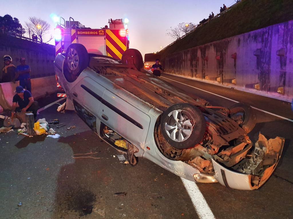 Família fica ferida em capotamento no Contorno Norte em Maringá