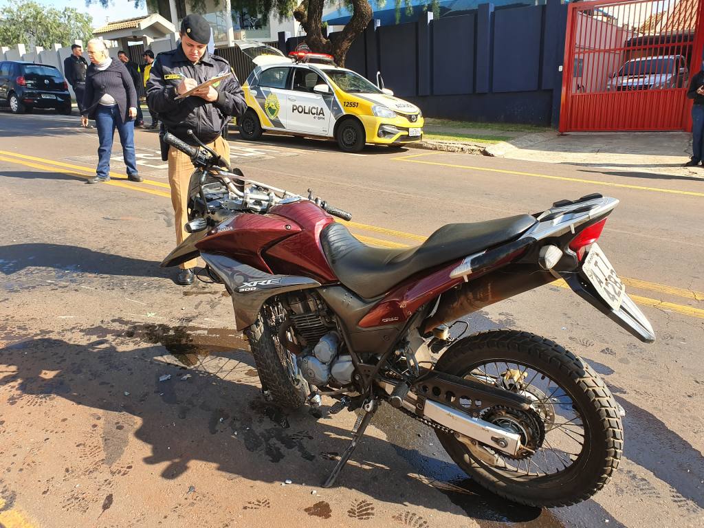 Motociclista bate em poste e precisa ser intubado por socorristas