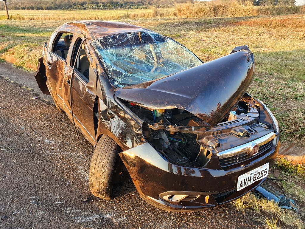 Mulher fica ferida após capotar automóvel na rodovia PR-317