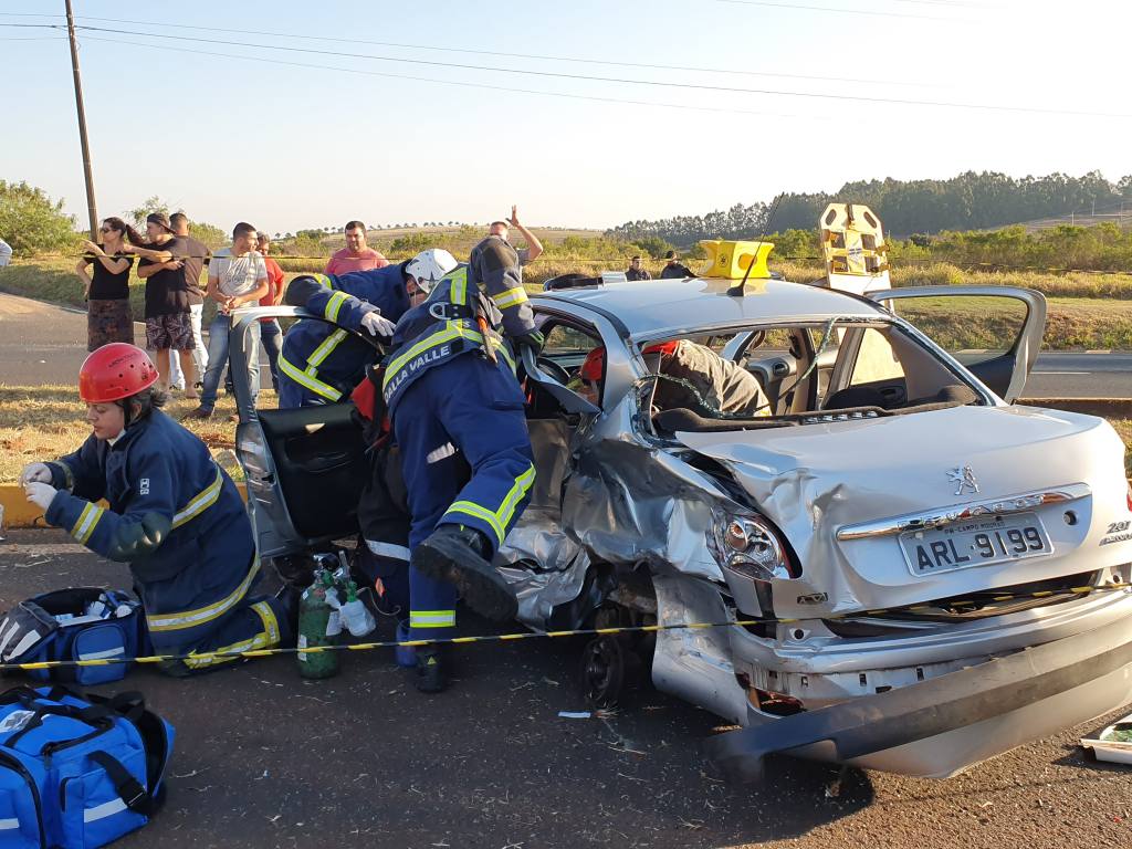 Mulher fica presa às ferragens em acidente na rodovia BR-376