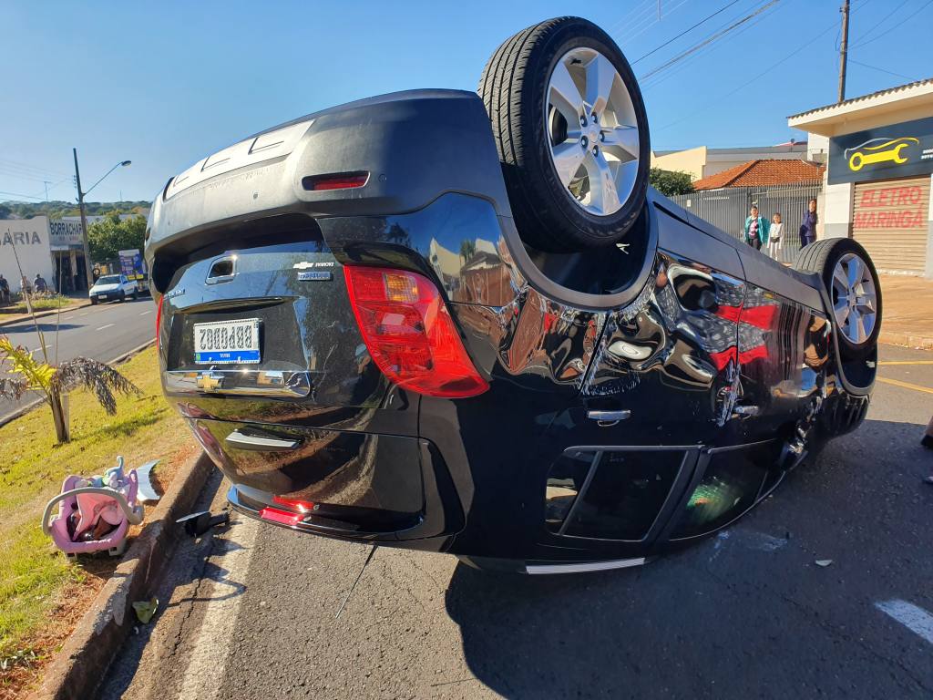 Mulher bate em camionete estacionada e depois capota veículo