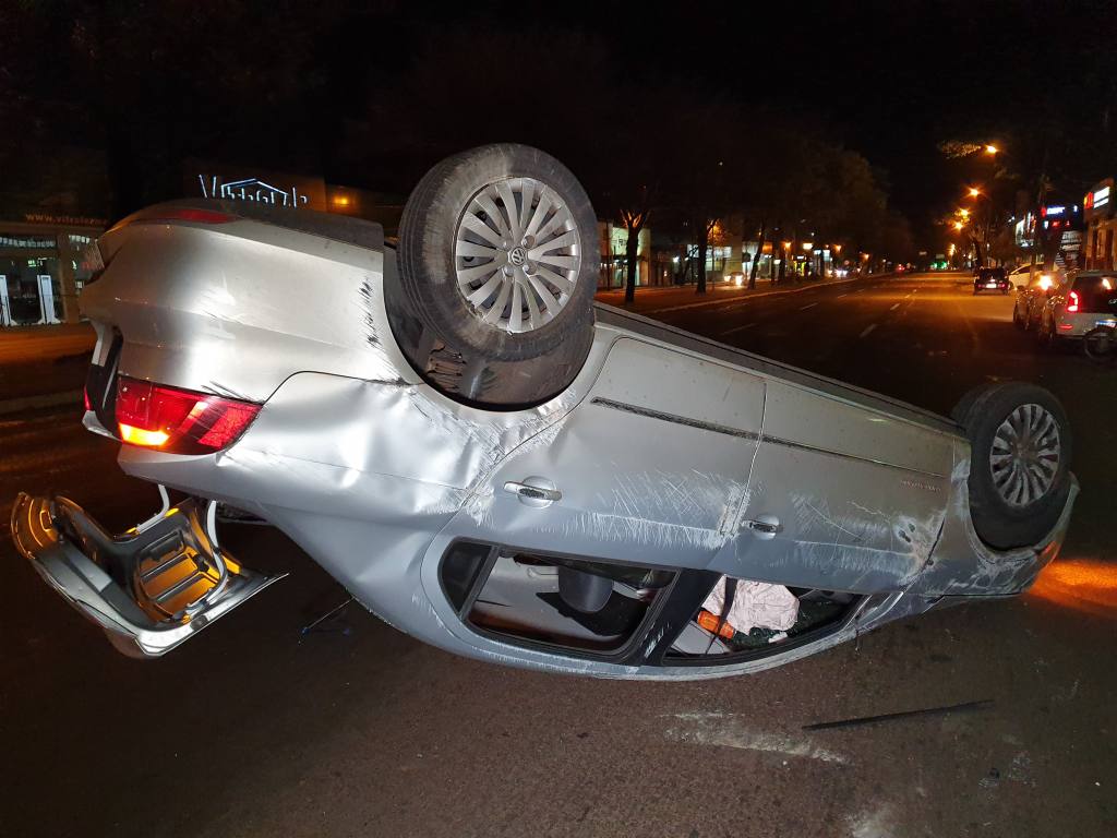 Motorista bate em poste e depois capota veículo na Colombo