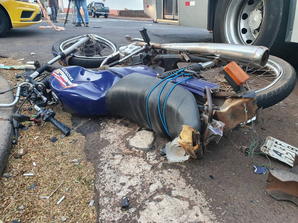 Motociclista avança semáforo vermelho e morre ao bater em ônibus