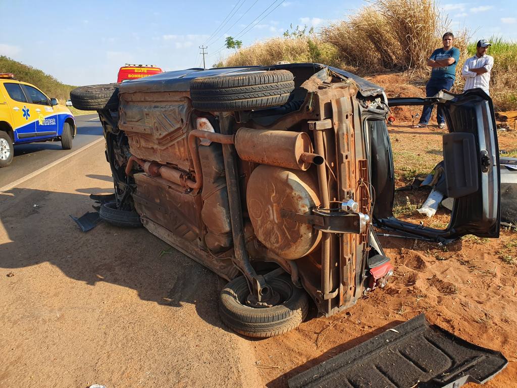 Motorista fica ferido em capotamento na BR-376 em Maringá