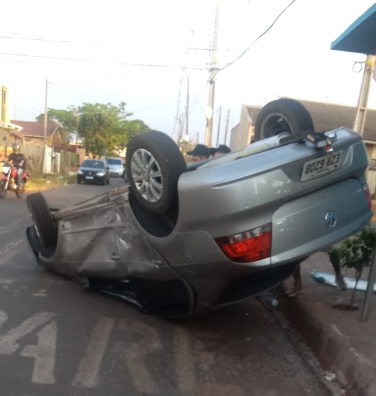 Acidente deixa veículo capotado em bairro de Sarandi