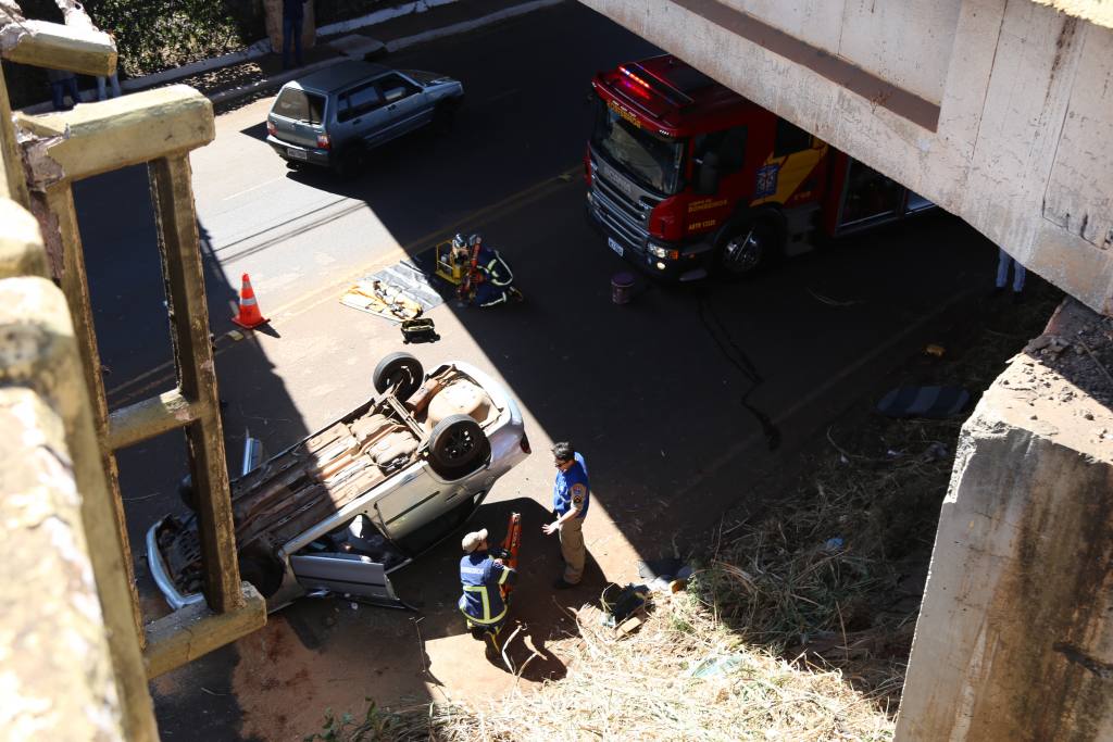 Mulher fica ferida após automóvel cair de viaduto em Maringá