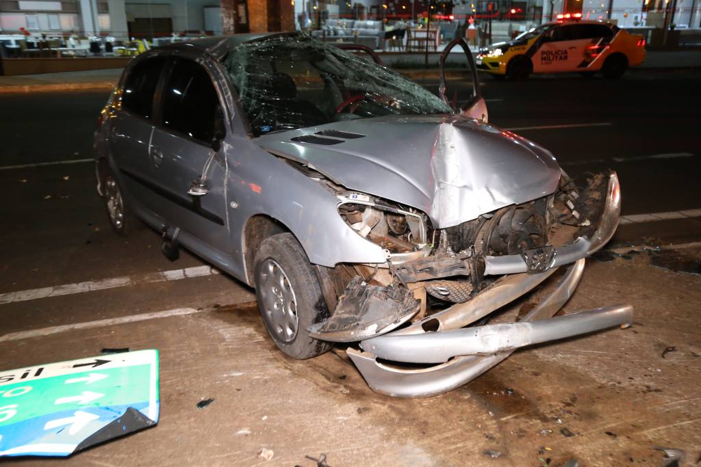 Motorista capota carro na Praça Rocha Pombo em Maringá