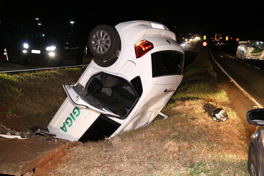 Carro capota após atropelar e matar ciclista na rodovia PR-317