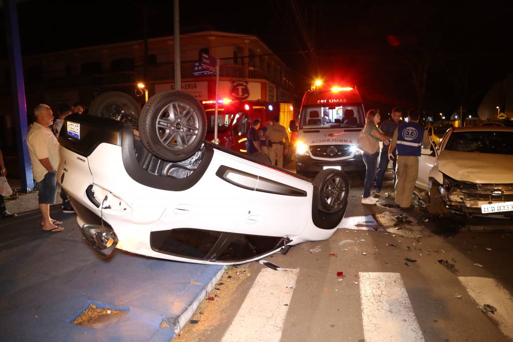 Homem fica ferido em capotamento na Avenida Tuiuti em Maringá