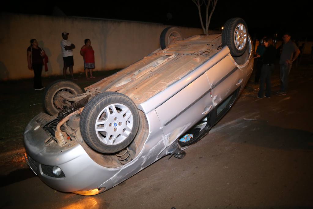 Carro invade preferencial e causa o primeiro capotamento da semana em Maringá