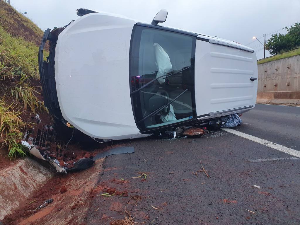 Mulher fica ferida em capotamento no Contorno Norte em Maringá