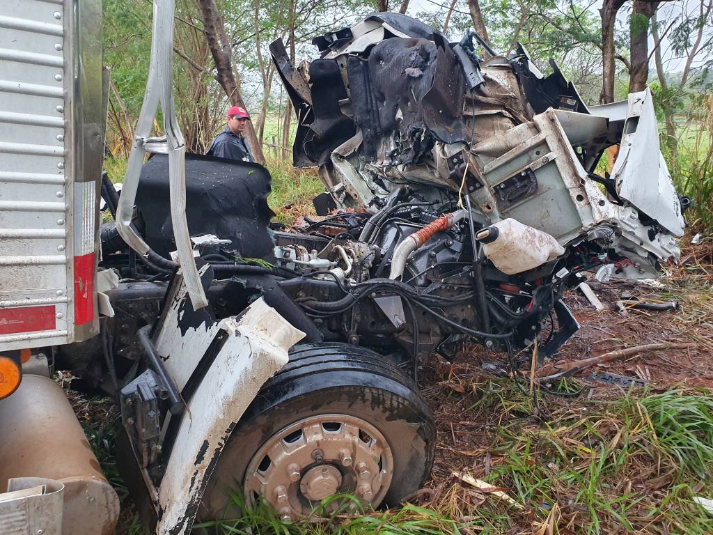 Moradores de Paiçandu morrem de acidente na rodovia PR-317