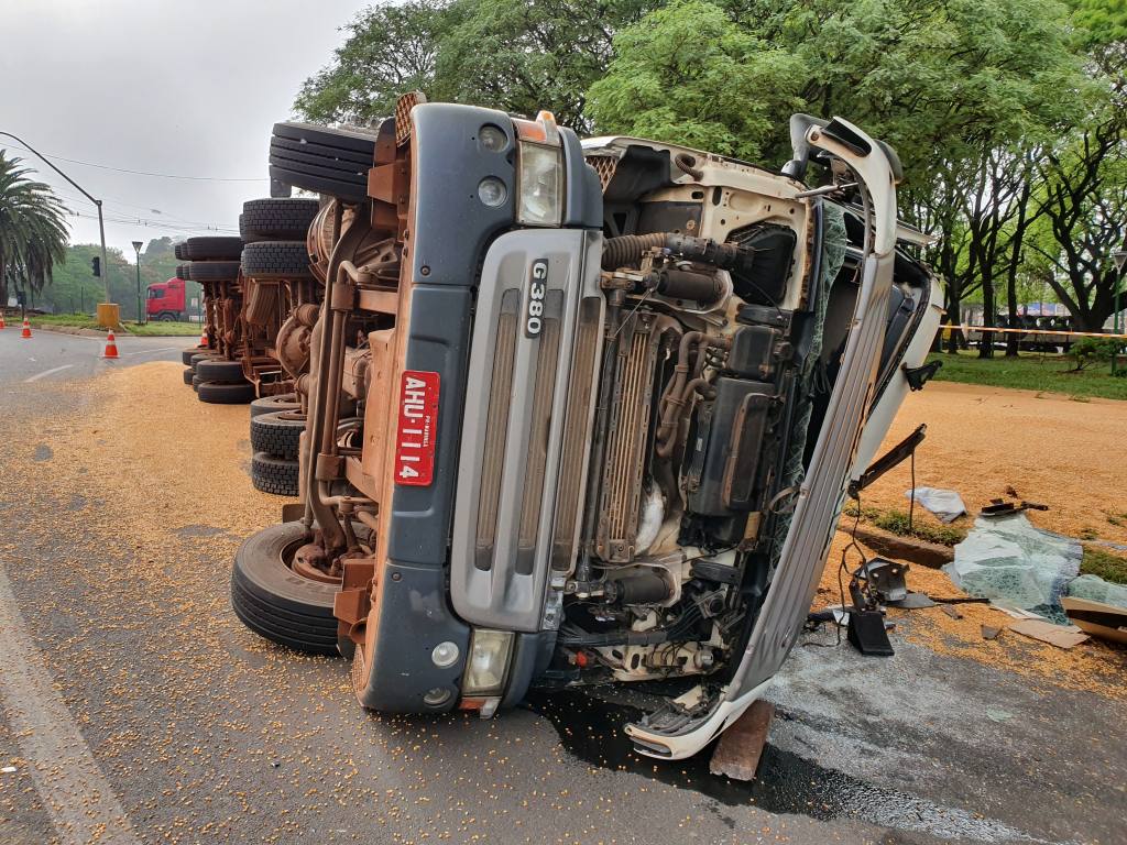 Carreta de milho tomba em rotatória em Maringá