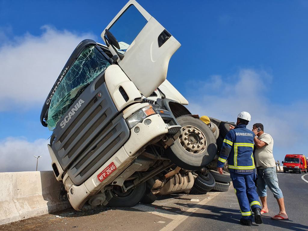 Carreta carregada de frangos quase despenca do Contorno Norte