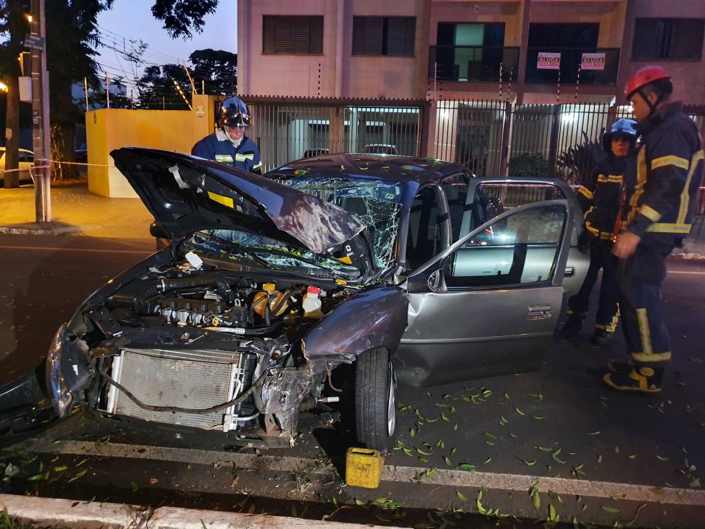 Homem fica ferido ao bater veículo em árvore em Maringá