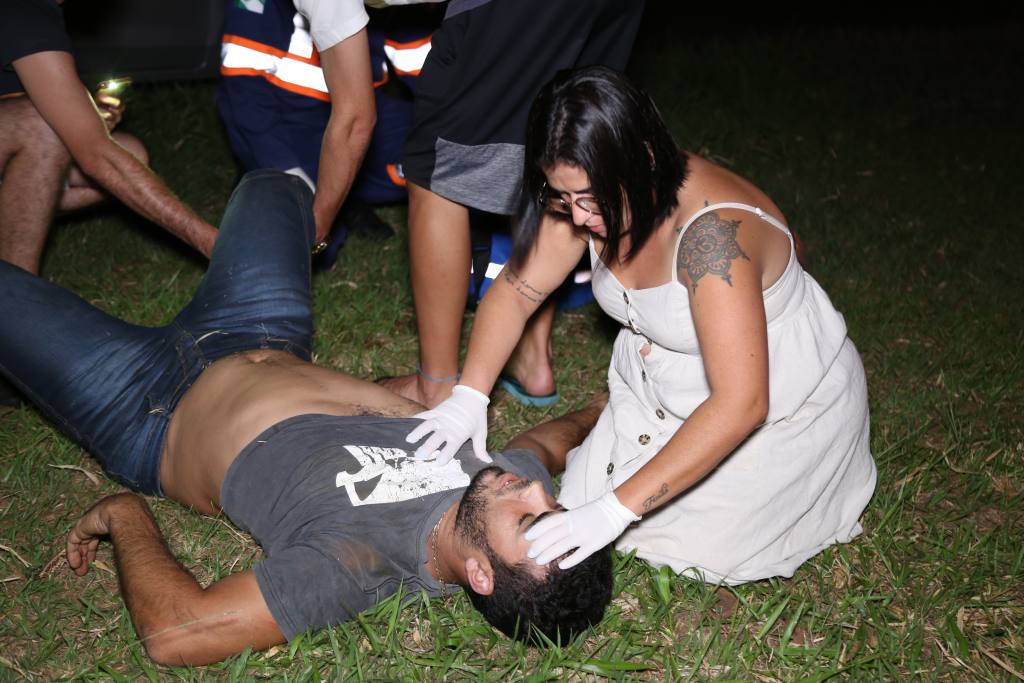 Motociclista sofre fratura grave ao bater contra placa de sinalização em rodovia