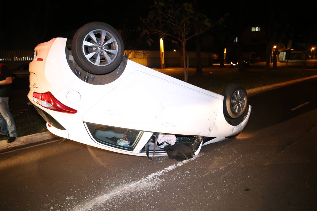 Motorista capota veículo após bater em outro carro estacionado