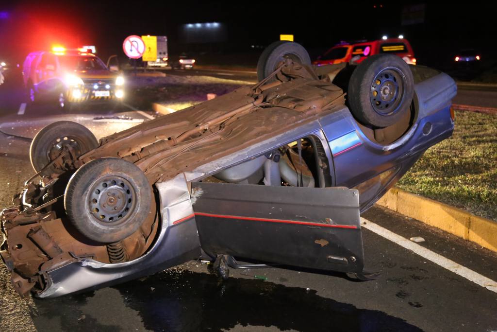 Duas pessoas ficam feridas em capotamento na rodovia BR-376 em Maringá