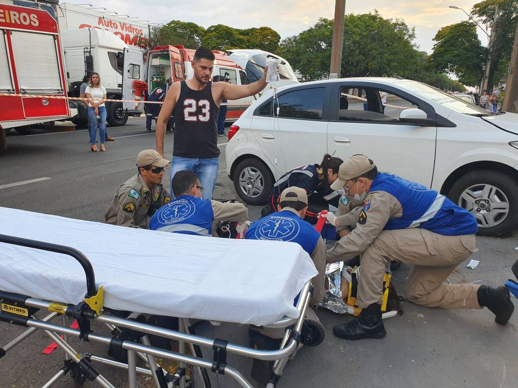 Senhora que se envolveu em acidente na Avenida Colombo morre no hospital