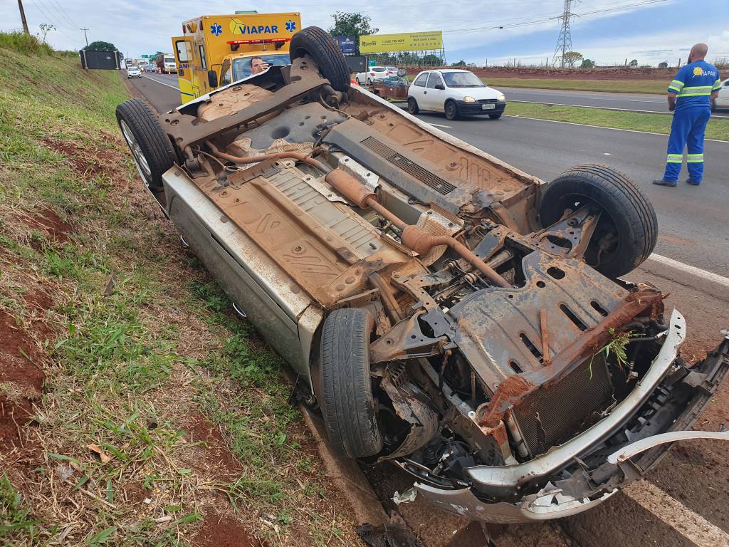 Mulher invade pista contrária e capota veículo em rodovia de Maringá