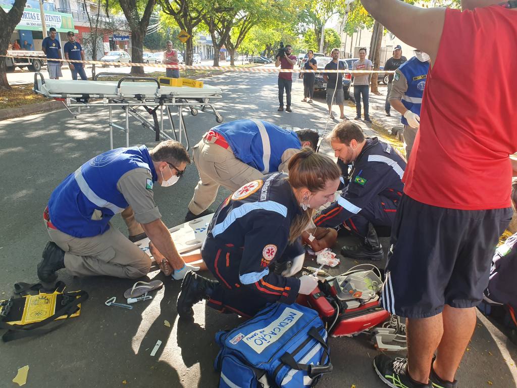 Kombi atropela mulher e foge do local sem prestar socorro