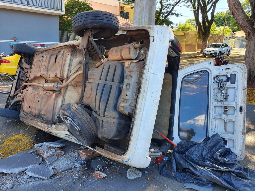 Motorista invade preferencial e causa acidente gravíssimo no Jardim Alvorada