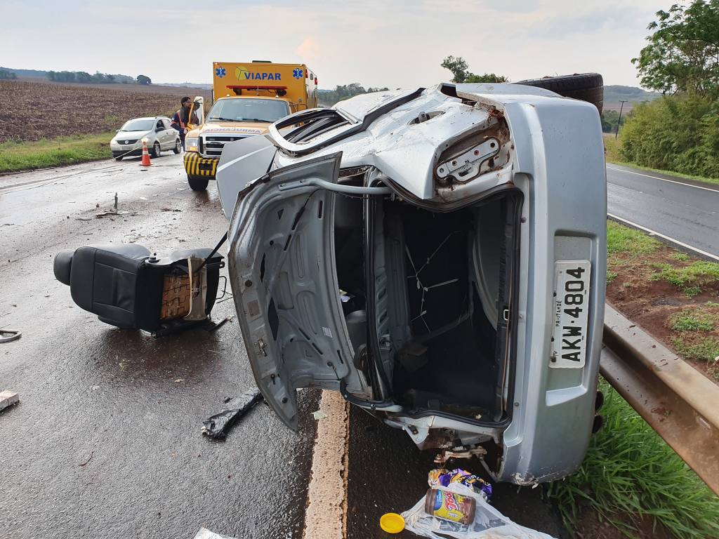 Moradores de Itambé ficam feridos em capotamento na rodovia de Maringá