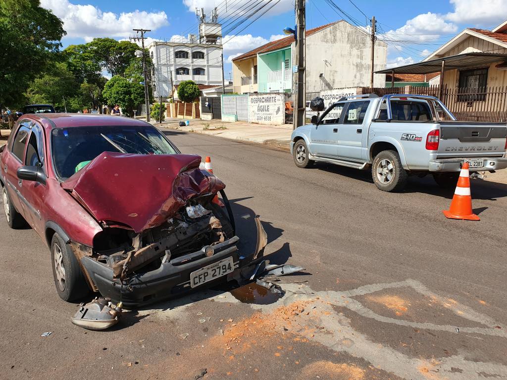 Dois veículos batem de frente no Jardim Alvorada