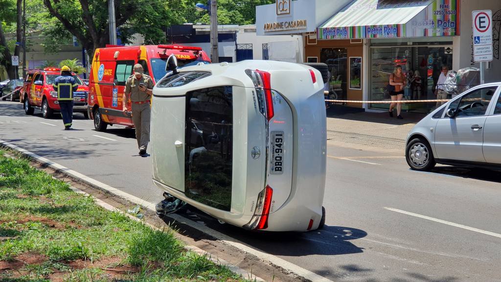 Mulher fica ferida em acidente na zona 4 em Maringá