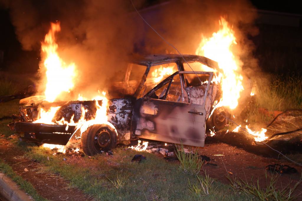 Motorista ateia fogo em carro após bater em poste